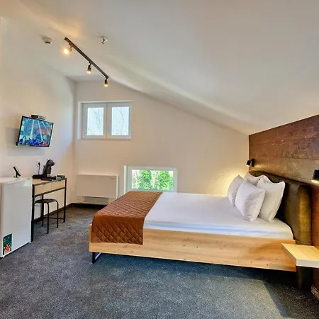 בית הארחה Sakutski House היסריה