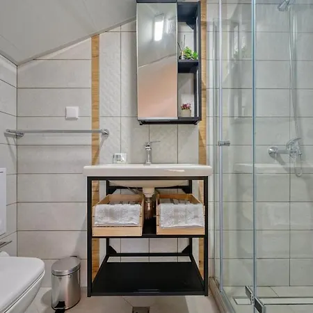 בית הארחה Sakutski House היסריה